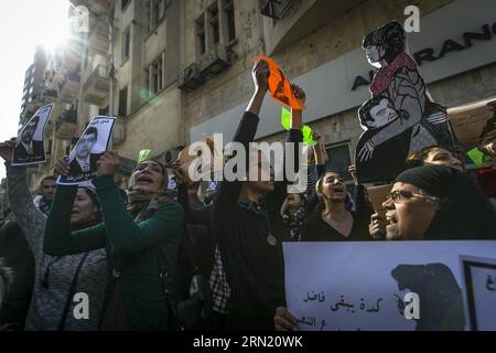 (150129) - CAIRO, 29 gennaio 2015 -- donne egiziane manifestanti gridano slogan durante una protesta contro l'uccisione della protesta Shaimaa al-Sabbagh, che è stata uccisa a colpi di arma da fuoco in scontri con la polizia un giorno prima del quarto anniversario della rivolta del gennaio 25, nella piazza Tahaa Tahab nella capitale egiziana il Cairo, 29 gennaio 2015. ) EGITTO-CAIRO-PROTESTA CuixXinyu PUBLICATIONxNOTxINxCHN Cairo gennaio 29 2015 slogan di Shout delle donne egiziane durante una protesta contro l'uccisione di donna al Who What Shot Dead in Clash with Police un giorno prima del quarto anniversario del gennaio 25 Foto Stock