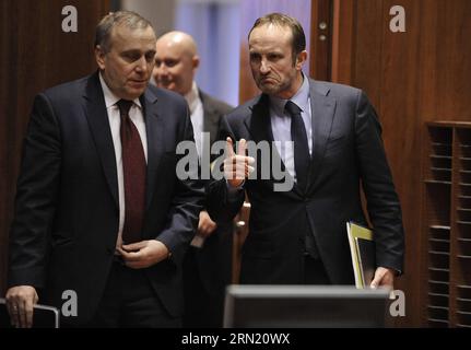 (150129) -- BRUXELLES, 29 gennaio 2015 -- il ministro degli Esteri danese Martin Lidegaard (R) dialoga con la controparte polacca Grzegorz Schetyna prima di una riunione straordinaria dei ministri degli Esteri dell'Unione europea presso la sede centrale dell'UE a Bruxelles, in Belgio, 29 gennaio 2015. ) RIUNIONE DEI MINISTRI DEGLI ESTERI BELGIO-BRUXELLES-UE YexPingfan PUBLICATIONxNOTxINxCHN Bruxelles gennaio 29 2015 i ministri degli Esteri danesi Martin Lidegaard r parlano con la parte polacca Grzegorz prima della riunione straordinaria dei ministri degli Esteri dell'Unione europea PRESSO LA sede centrale dell'UE a Bruxelles Belgio gennaio 29 2015 Belgio riunione dei ministri degli Esteri dell'UE Bruxelles Foto Stock