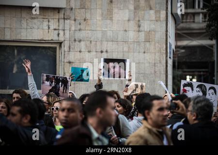 (150129) - CAIRO, 29 gennaio 2015 -- il manifestante tiene striscioni e fotografie durante una manifestazione che ricorda la protesta femminile Shaimaa al-Sabbagh che è stata uccisa durante una protesta alla vigilia del quarto anniversario della rivolta del gennaio 25, a Talaat Harb Square, lo stesso luogo della sua morte, nel centro del Cairo, in Egitto, il 29 gennaio 2015. ) (Zjy) EGITTO-CAIRO-DIMOSTRAZIONE PanxChaoyue PUBLICATIONxNOTxINxCHN Cairo gennaio 29 2015 tenere banner e fotografie durante una dimostrazione di commemorazione della donna al Who What Shot Dead durante una protesta alla vigilia del quarto anniversario degli Upris del gennaio 25 Foto Stock