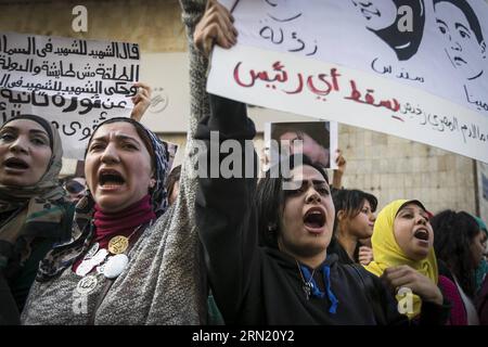 (150129) - CAIRO, 29 gennaio 2015 -- donne egiziane manifestanti gridano slogan durante una protesta contro l'uccisione della protesta Shaimaa al-Sabbagh, che è stata uccisa a colpi di arma da fuoco in scontri con la polizia un giorno prima del quarto anniversario della rivolta del gennaio 25, nella piazza Tahaa Tahab nella capitale egiziana il Cairo, 29 gennaio 2015. ) EGITTO-CAIRO-PROTESTA CuixXinyu PUBLICATIONxNOTxINxCHN Cairo gennaio 29 2015 slogan di Shout delle donne egiziane durante una protesta contro l'uccisione di donna al Who What Shot Dead in Clash with Police un giorno prima del quarto anniversario del gennaio 25 Foto Stock