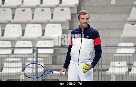 Julien Beneteau, ex tennista e attuale capitano della squadra di tennis femminile francese, qui a le Portel l'8 novembre 2022 durante la Billie Foto Stock