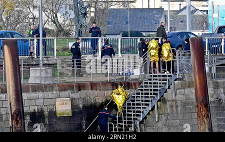 Calais, 13 novembre 2022 (Francia settentrionale): Tre migranti sono stati salvati in mare durante una traversata della Manica verso il Regno Unito. Migranti con coperte di sopravvivenza brough Foto Stock