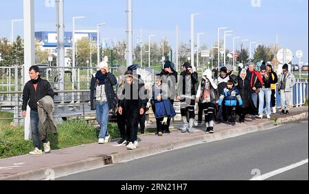 Calais, 13 novembre 2022 (Francia settentrionale): Linea di migranti sulla strada, ritorno dei migranti sulla spiaggia di Bleriot dopo aver tentato di attraversare la C inglese Foto Stock