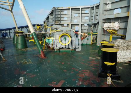 Stazione di ormeggio in avanti dietro la giacca a vento con verricello e ancora salpa a vento con catena e corda bianca di manila. Foto Stock