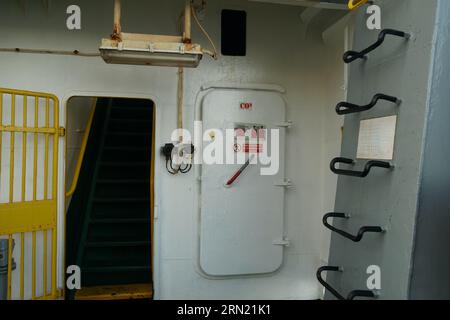 Lo sportello di metallo bianco con adesivi chiude l'ingresso della sala CO2 sul contenitore. Foto Stock