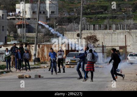 (150202) -- NABLUS, 2 febbraio 2015 -- Un manifestante palestinese scaglia indietro una tanica di gas lacrimogeni sparata dai soldati israeliani durante gli scontri nei pressi dell'insediamento ebraico di Majdolim, vicino al villaggio di Qusra, a sud della città di Nablus, in Cisgiordania, il 2 febbraio 2015. I testimoni hanno detto che gli abitanti palestinesi hanno chiuso la strada principale per l'insediamento dopo che l'esercito israeliano ha distrutto due sale agricole e un pozzo per mancanza di permessi di costruzione. Nidal Eshtayeh) MIDEAST-NABLUS-CLASHES EmadxDrimly PUBLICATIONxNOTxINxCHN Nablus 2 febbraio 2015 un Hurle Back PALESTINESE una tanica di gas lacrimogeni sparata dai soldati israeliani du Foto Stock