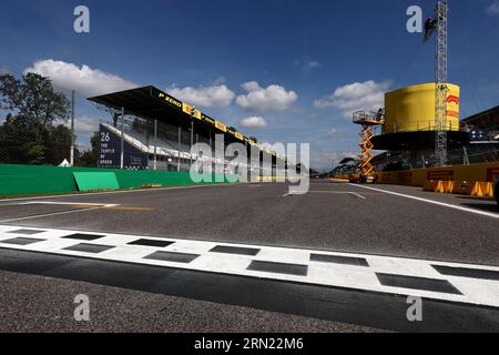 Monza, Italia. 31 agosto 2023. Atmosfera del circuito - linea di inizio/fine. Campionato del mondo di Formula 1, Gran Premio d'Italia, Rd 15, giovedì 31 agosto 2023. Monza Italia. Crediti: James Moy/Alamy Live News Foto Stock