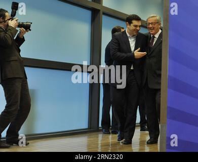 (150204) -- BRUXELLES, 4 febbraio 2015 -- il presidente della Commissione europea Jean-Claude Juncker (1a R) riceve il primo ministro greco Alexis Tsipras (2a R) prima della riunione presso la sede centrale dell'UE a Bruxelles, Belgio, 4 febbraio 2015. ) BELGIO-BRUXELLES-UE-JUNCKER-GRECIA-TSIPRAS-MEETING YexPingfan PUBLICATIONxNOTxINxCHN Bruxelles 4 febbraio 2015 il presidente della Commissione europea Jean Claude Juncker 1° r riceve i primi ministri greci Alexis Tsipras 2° r prima della loro riunione PRESSO LA sede dell'UE in Belgio 4 febbraio 2015 Belgio Bruxelles UE Juncker Grecia Tsipras Meeting PUBLICATIONXNOTxINxCHN Foto Stock