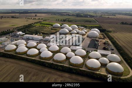 31 agosto 2023, Meclemburgo-Pomerania occidentale, Güstrow: È ufficialmente in funzione il più grande impianto tedesco per la produzione di GNL biologico per il carburante per autocarri. L'azienda Envitec prevede di produrre circa 9.600 tonnellate di GNL biologico all'anno qui in futuro. Sarebbe sufficiente per i camion a percorrere 50 milioni di chilometri all'anno. Le materie prime utilizzate sono principalmente letame di pollo e mais. (Foto aerea scattata con un drone/copter) foto: Bernd Wüstneck/dpa Foto Stock