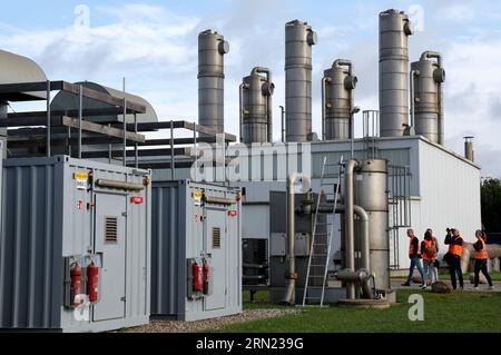 31 agosto 2023, Meclemburgo-Pomerania occidentale, Güstrow: Prima della messa in servizio ufficiale del più grande impianto tedesco per la produzione di GNL biologico, vengono presentati gli impianti. L'azienda Envitec prevede di produrre circa 9.600 tonnellate di GNL biologico all'anno qui in futuro. Sarebbe sufficiente per i camion a percorrere 50 milioni di chilometri all'anno. Le materie prime utilizzate sono principalmente letame di pollo e mais. Foto: Bernd Wüstneck/dpa Foto Stock