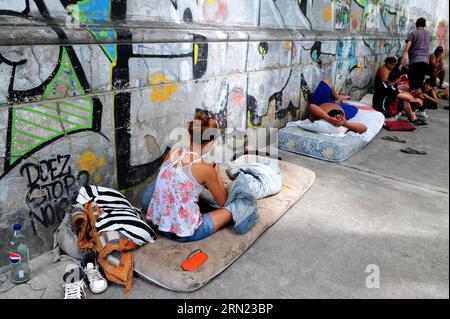 (150205) -- BUENOS AIRES, 4 febbraio 2015 -- la gente riposa in una strada a Buenos Aires, capitale dell'Argentina, il 4 febbraio 2015. I poveri che vivono vicino al Cimitero Chacarita a Buenos Aires, si riunirono intorno al gruppo Horizonte de Libertad con l'obiettivo di eseguire le loro opere, secondo la stampa locale. Tito la penna/TELAM) ARGENTINA-BUENOS AIRES-SOCIETY-POVERTY e TELAM PUBLICATIONxNOTxINxCHN Buenos Aires 4 febbraio 2015 le celebrità riposano in una strada a Buenos Aires capitale dell'Argentina IL 4 febbraio 2015 le celebrità povere Thatcher vivono vicino al Cimitero Chacarita di Buenos Aires si sono riunite intorno Foto Stock