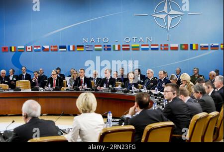 (150205) -- BRUXELLES, 5 febbraio 2015 -- il segretario generale della NATO Jens Stoltenberg (2nd L, C) interviene durante la riunione dei ministri della difesa della NATO presso la sede dell'Alleanza a Bruxelles, capitale del Belgio, 5 febbraio 2014. I ministri della difesa della NATO si sono riuniti qui giovedì per discutere l'attuazione del piano d'azione per la preparazione e la crisi Ucraina. Zhou lei) BELGIO-NATO-RIUNIONE DEL MINISTRO DELLA DIFESA ?? PUBLICATIONxNOTxINxCHN Bruxelles 5 febbraio 2015 il Segretario generale della NATO Jens Stoltenberg 2nd l C parla durante la riunione dei Ministri della difesa della NATO PRESSO la sede dell'Alleanza a Bruxelles capitale del Belgio Fe Foto Stock