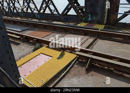 Lavori temporanei in acciaio per localizzare il nuovo ponte si estendono sul ponte di Barmouth mentre le vecchie sezioni sono state tagliate e rimosse, il 30 agosto 2023 Foto Stock