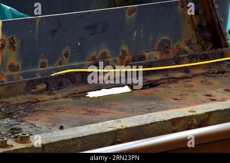 L'acciaieria a reticolo molto arrugginita e corrosa del vecchio ponte ferroviario di Barmouth, poco prima della sostituzione, il 30 agosto 2023 Foto Stock