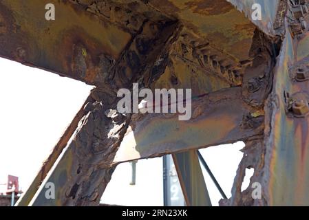 L'acciaieria a reticolo molto arrugginita e corrosa del vecchio ponte ferroviario di Barmouth, poco prima della sostituzione, il 30 agosto 2023 Foto Stock