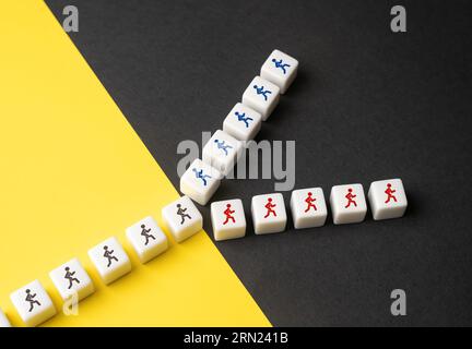 Si divide in due correnti. Le persone sono divise in due gruppi. Fazioni di opposizione. Mancanza di consenso. Conflitto ideologico. Rivalità per migliorare il lavoro Foto Stock