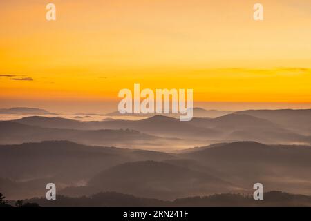 Alba al lago Tuyen Lam vista dalla cima del monte Pinhat, un famoso paesaggio di da Lat Foto Stock