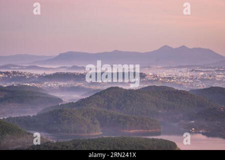 Alba al lago Tuyen Lam vista dalla cima del monte Pinhat, un famoso paesaggio di da Lat Foto Stock