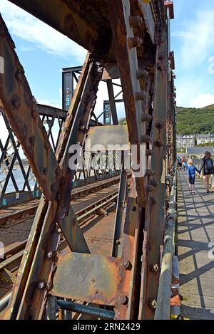 L'acciaieria a reticolo molto arrugginita e corrosa del vecchio ponte ferroviario di Barmouth, poco prima della sostituzione, il 30 agosto 2023 Foto Stock