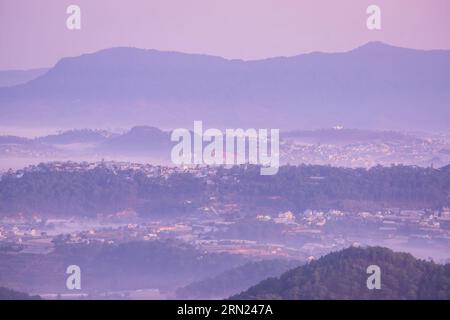 Alba al lago Tuyen Lam vista dalla cima del monte Pinhat, un famoso paesaggio di da Lat Foto Stock