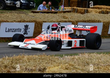 Lukas Halusa, McLaren-Cosworth M23, 60 anni di McLaren Racing, una selezione delle auto da corsa della scuderia McLaren, che copre un'ampia panoplia di gatto Foto Stock