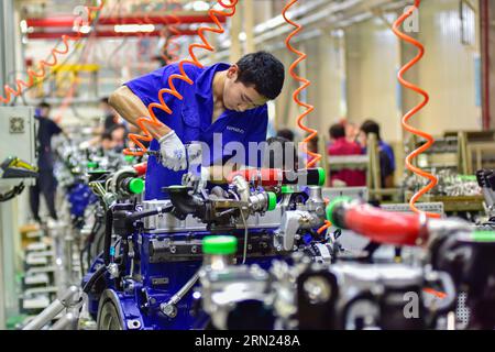 QINGZHOU, CINA - 31 AGOSTO 2023 - i lavoratori si riuniscono su una linea di produzione in una società di produzione di motori a Qingzhou, nella provincia dello Shandong nella Cina orientale Foto Stock