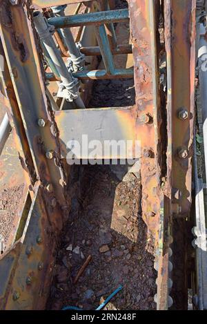 L'acciaieria a reticolo molto arrugginita e corrosa del vecchio ponte ferroviario di Barmouth, poco prima della sostituzione, il 30 agosto 2023 Foto Stock