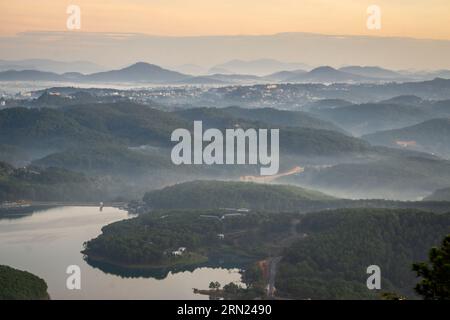 Alba al lago Tuyen Lam vista dalla cima del monte Pinhat, un famoso paesaggio di da Lat Foto Stock