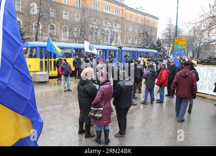 (150207) -- SARAJEVO, 7 febbraio 2015 -- la gente si riunisce di fronte alla Presidenza della Bosnia-Erzegovina (BiH) a Sarajevo il 7 febbraio 2015. Circa 100 persone hanno protestato sabato qui per celebrare il primo anniversario di violenti scontri nel febbraio 2014. Il 7 febbraio 2014, la polizia e i manifestanti si sono scontrati violentemente, con circa 200 feriti, la maggior parte dei quali agenti di polizia e decine di edifici incendiati, tra cui il Palazzo della Presidenza e il Palazzo del governo di Sarajevo. ) BOSNIA-ERZEGOVINA-SARAJEVO - ANNIVERSARIO DEGLI SCONTRI VIOLENTI HarisxMemija PUBLICATIONxNOTxINxCHN Sarajevo 7 febbraio Foto Stock