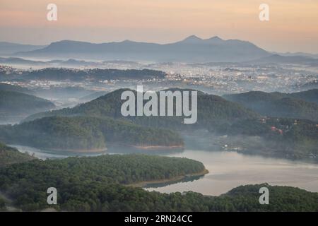 Alba al lago Tuyen Lam vista dalla cima del monte Pinhat, un famoso paesaggio di da Lat Foto Stock