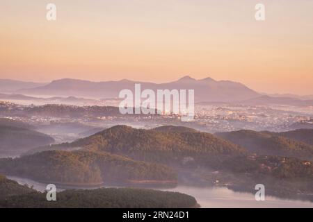 Alba al lago Tuyen Lam vista dalla cima del monte Pinhat, un famoso paesaggio di da Lat Foto Stock