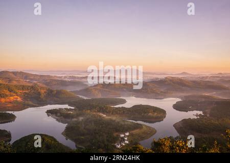 Alba al lago Tuyen Lam vista dalla cima del monte Pinhat, un famoso paesaggio di da Lat Foto Stock