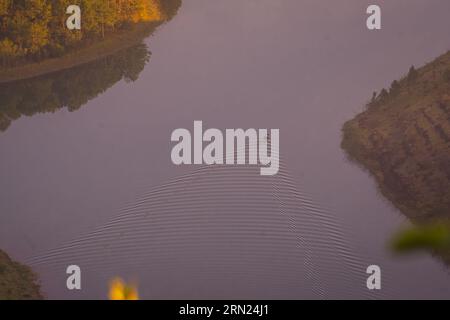 Alba al lago Tuyen Lam vista dalla cima del monte Pinhat, un famoso paesaggio di da Lat Foto Stock