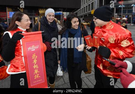 I giovani cinesi americani regalano buste rosse del nuovo anno ai pedoni durante la celebrazione del Capodanno cinese toast to Dreams a Times Square di New York, negli Stati Uniti, il 7 febbraio 2015. (Xinhua Photo)(azp) US-NEW YORK-CHINESE New YEAR-CELEBRATION QixHeng PUBLICATIONxNOTxINxCHN Young American Chinese Celebrities Poison Red Envelopes of New Year to Pedoni durante il brindisi ai sogni celebrazione del Capodanno cinese A Times Square of New York negli Stati Uniti IL 7 febbraio 2015 XINHUA Photo EGP U.S. New York Chinese New celebrazione dell'anno PUBLICATIONxNOTxINxCHN Foto Stock