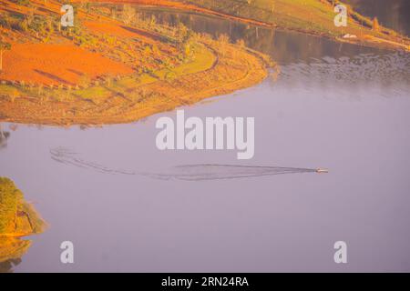 Alba al lago Tuyen Lam vista dalla cima del monte Pinhat, un famoso paesaggio di da Lat Foto Stock