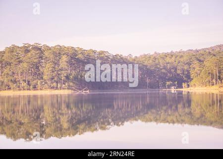 Alba al lago Tuyen Lam vista dalla cima del monte Pinhat, un famoso paesaggio di da Lat Foto Stock