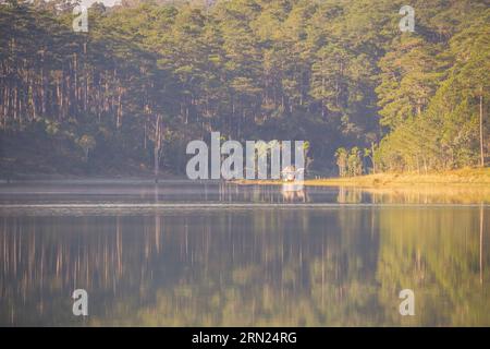 Alba al lago Tuyen Lam vista dalla cima del monte Pinhat, un famoso paesaggio di da Lat Foto Stock