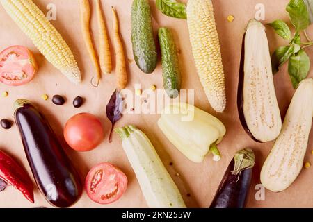 Composizione estetica di FODMAP sano, Paleo, dieta mediterranea. Verdure biologiche, vista sul verde. Foto Stock