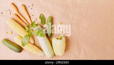 Composizione estetica di verdure biologiche, vista dall'alto del verde, spazio copia su sfondo naturale. Striscione extra largo. Copia spazio. Foto Stock