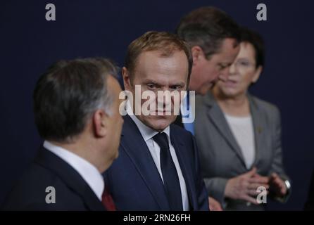 (150212) -- BRUXELLES, 12 febbraio 2015 -- il presidente del Consiglio europeo Donald Tusk (2°, L) dialoga con il primo ministro ungherese Viktor Orban (1°, L) mentre partecipa alla sessione fotografica di famiglia del vertice dell'Unione europea (UE) a Bruxelles, in Belgio, il 12 febbraio 2015. I leader dell'UE si sono riuniti giovedì per discutere la situazione in Ucraina, la lotta dell'UE contro il terrorismo e l'Unione economica e monetaria (UEM). ZHOU LEI) BELGIO-UE-VERTICE-UCRAINA-TERRORISMO-UEM ?? PUBLICATIONxNOTxINxCHN Bruxelles 12 febbraio 2015 il presidente del Consiglio europeo Donald Tusk II° l parla con i primi ministri ungheresi Viktor Orban 1° l whi Foto Stock