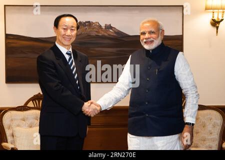 (150213) -- NUOVA DELHI, 13 febbraio 2015 -- il primo ministro indiano Narendra modi (R) stringe la mano a Wang Jiarui, vicepresidente del Comitato nazionale della Conferenza consultiva politica del popolo cinese e capo del Dipartimento internazionale del Comitato centrale del Partito comunista cinese, durante il loro incontro a nuova Delhi, India, 13 febbraio 2015.) INDIA-NUOVA DELHI-CINA-WANG JIARUI-VISITA ZhengxHuansong PUBLICATIONxNOTxINxCHN nuova Delhi 13 febbraio 2015 i primi ministri indiani Narendra Modes r Shakes Hands with Wang Jiarui Vice Presidente del Comitato Nazionale dei Celebri cinesi Foto Stock