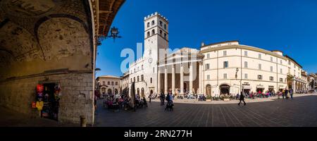 Vista panoramica del Tempio di Minerva e della Torre del popolo, situata in Piazza del comune. Foto Stock