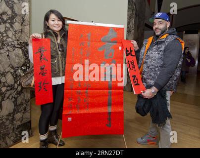 (150215) -- TORONTO, 14 febbraio 2015 -- due visitatori posano per delle foto con i loro nomi cinesi in calligrafia cinese durante la Chinese New Year Extravaganza 2015 al Royal Ontario Museum di Toronto, Canada, 14 febbraio 2015. ) CANADA-TORONTO-CHINESE CAPODANNO STRAVAGANZA ZouxZheng PUBLICATIONxNOTxINxCHN Toronto febbraio 14 2015 due visitatori posano per una foto con i loro nomi cinesi in calligrafia cinese durante il capodanno cinese 2015 AL Royal Ontario Museum di Toronto Canada febbraio 14 2015 Canada Toronto capodanno cinese PUBLICATIONxNOTxINxCHN Foto Stock