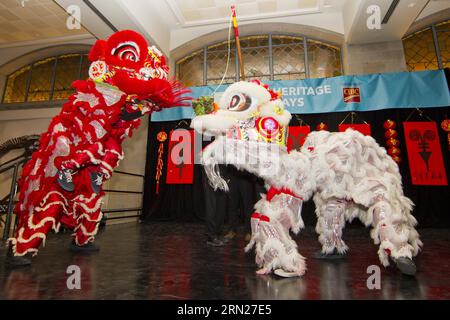 (150215) -- TORONTO, 14 febbraio 2015 -- la squadra di danza del leone si esibisce durante il Chinese New Year Extravaganza 2015 al Royal Ontario Museum di Toronto, Canada, 14 febbraio 2015. ) CANADA-TORONTO-CHINESE NEW YEAR EXTRAVAGANZA ZouxZheng PUBLICATIONxNOTxINxCHN Toronto Feb 14 2015 il Lion Dance Team si esibisce durante il Capodanno cinese 2015 AL Royal Ontario Museum di Toronto Canada Feb 14 2015 Canada Toronto Capodanno cinese PUBLICATIONxNOTxINxCHN Foto Stock