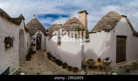 Vista panoramica dei trulli, le tradizionali case in pietra a forma di cono che fanno parte del patrimonio mondiale dell'UNESCO. Foto Stock