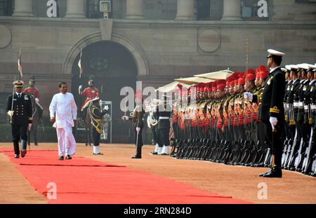 (150216) -- NUOVA DELHI, 16 febbraio 2015 -- il presidente dello Sri Lanka Maithripala Sirisena (3rd L) ispeziona una guardia d'onore durante un ricevimento cerimoniale al palazzo presidenziale di nuova Delhi, India, 16 febbraio 2015. ) INDIA-NEW DELHI-SRI LANKAN PRESIDENTE-CERIMONIALE ACCOGLIENZA ParthaxSarkar PUBLICATIONxNOTxINxCHN nuova Delhi 16 febbraio 2015 Sri Lanka Presidente 3rd l Inspect a Guard of HONOR durante un ricevimento cerimoniale AL Palazzo Presidenziale di nuova Delhi India 16 febbraio 2015 India nuova Delhi Sri Lanka Presidente cerimonia ricevimento ParthaxSarkar PUBLICATIONXNOTxINxCHN Foto Stock