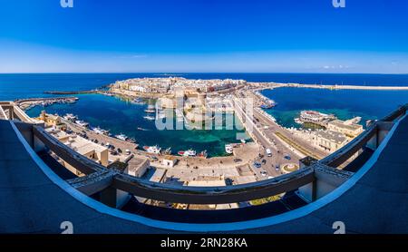 Vista aerea panoramica della città medievale di Gallipoli, vista dalle camere all'ultimo piano dell'Hotel Gallipoli Caroli. Foto Stock