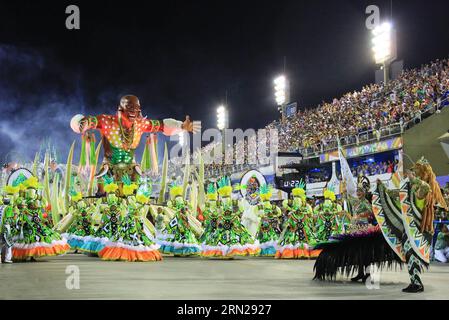 (150217) -- RIO DE JANEIRO, 17 febbraio 2015 -- i venditori partecipano alla sfilata di samba di carnevale al Sambadrome di Rio de Janiero, Brasile, 17 febbraio 2015. ) BRASILE-RIO DE JANEIRO-CARNEVALE ZhangxQiang PUBLICATIONxNOTxINxCHN Rio de Janeiro 17 febbraio 2015 Revelle partecipa alla sfilata di Samba di Carnevale a Rio de Janiero Brasile 17 febbraio 2015 Brasile Rio de Janeiro Carnevale PUBLICATIONxNOTxINxCHN Foto Stock