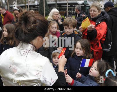 PARIGI, 17 febbraio 2015 -- i visitatori si mettono in fila per le bandiere nazionali cinesi e francesi al Carnevale cinese a Parigi, in Francia, 17 febbraio 2015. ) (srb) FRANCE-PARIS-CHINESE CARNIVAL ShangxXu PUBLICATIONxNOTxINxCHN Paris Feb 17 2015 Visitori in fila per Mini Bandiere nazionali cinesi e francesi AL Carnevale cinese a Parigi Francia Feb 17 2015 SRB France Paris Chinese Carnival PUBLICATIONxNOTxINxCHN Foto Stock