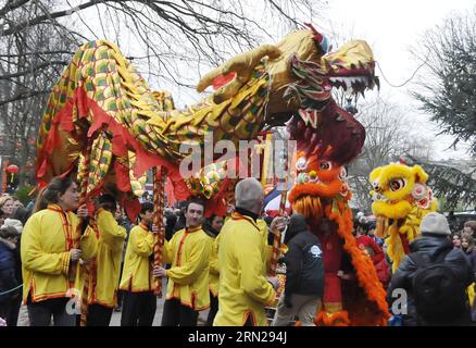 PARIGI, 17 febbraio 2015 -- gli artisti eseguono la danza del drago e la danza del leone durante il Carnevale cinese a Parigi, in Francia, 17 febbraio 2015. ) (srb) FRANCE-PARIS-CHINESE CARNIVAL ShangxXu PUBLICATIONxNOTxINxCHN Paris Feb 17 2015 Performers eseguono Dragon Dance e Lion Dance durante il Carnevale cinese a Parigi Francia Feb 17 2015 SRB France Paris Chinese Carnival PUBLICATIONxNOTxINxCHN Foto Stock